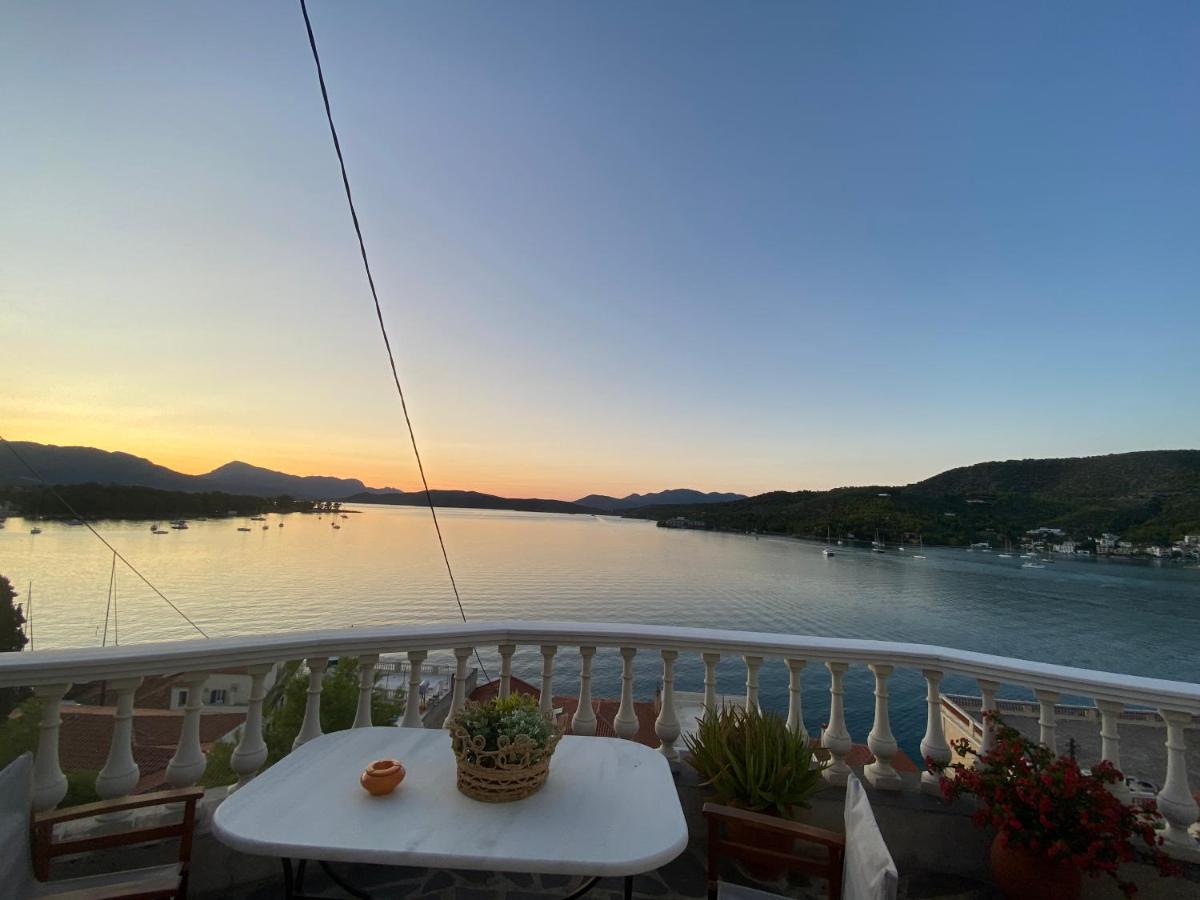 Kasteli Suite Poros Town Esterno foto