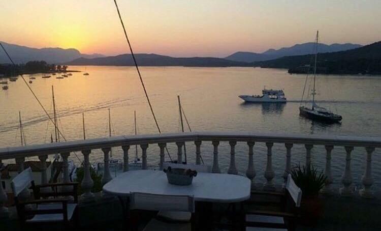 Kasteli Suite Poros Town Esterno foto